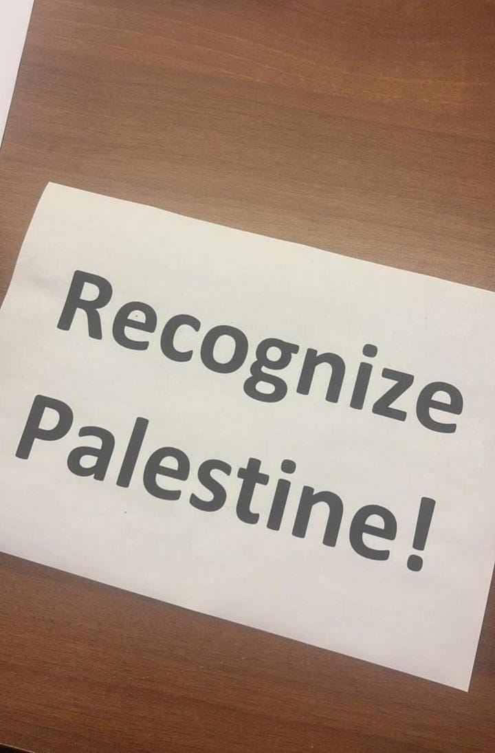 الكنيست يطرد عودة وكاسيف بعد رفع لافتة كُتب عليها "اعترفوا بفلسطين" خلال خطاب ترمب
