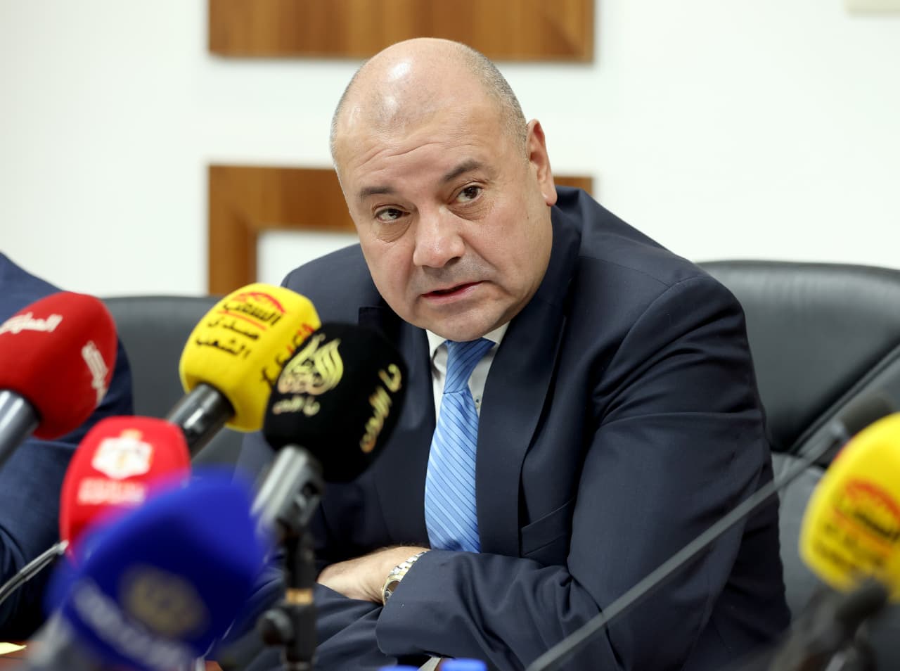 الميثاق والجبهة ورئيس اللجنة المالية النيابية يشيدون بأداء العودات  ..  الوزير الأقرب إلينا  