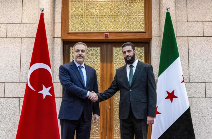 وزير الخارجية التركي يجري مباحثات مع الشرع في دمشق