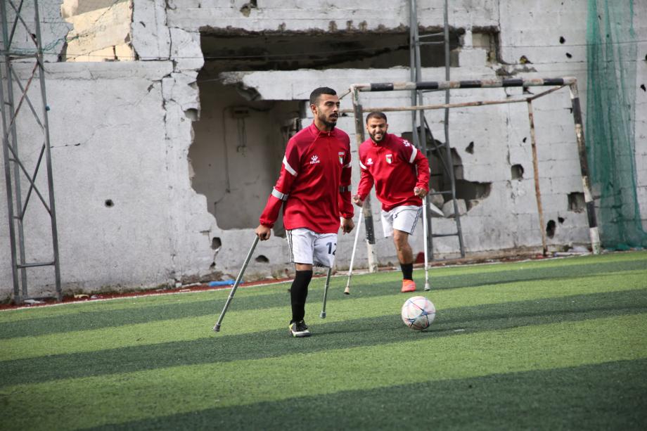 من بين الركام ..  فريق غزة لذوي البتر يتحدى الحرب بكرة القدم 