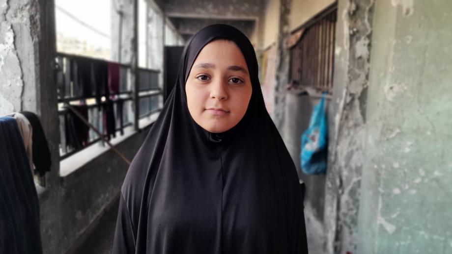 خَرَجَتْ من تحتِ الركامِ وحيدةً… مرام شاهدةٌ على عائلةٍ أُبيدت  