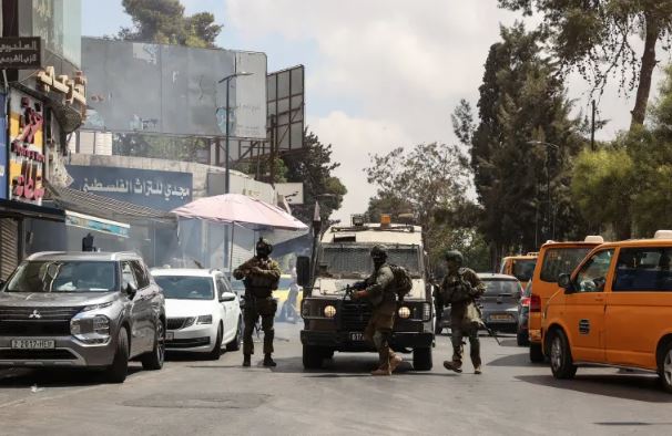 اعتقال 4 شبان بجنين والاحتلال يصعد اقتحاماته بالضفة
