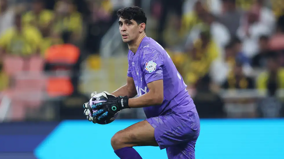 كلاسيكو الهلال والأهلي يُجدد صراع بونو وميندي