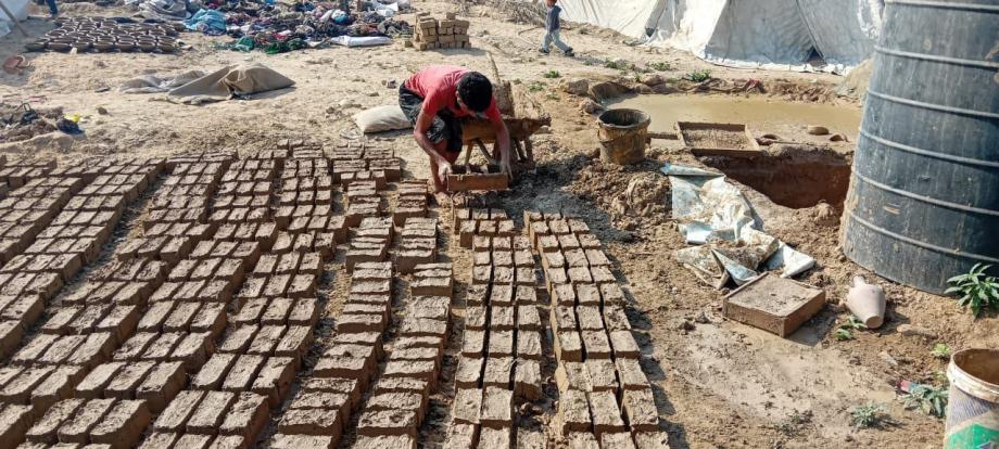 بغرفة طينية ..  الشاب عطا الله يوجد بديلًا للحياة المرهِقة في الخيمة 