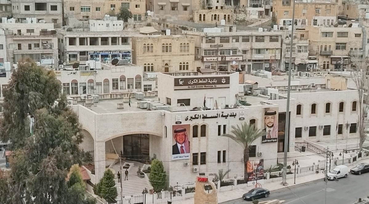 بلدية السلط تحذر من إلقاء النفايات عشوائيًا وتتوعد المخالفين بالعقوبات