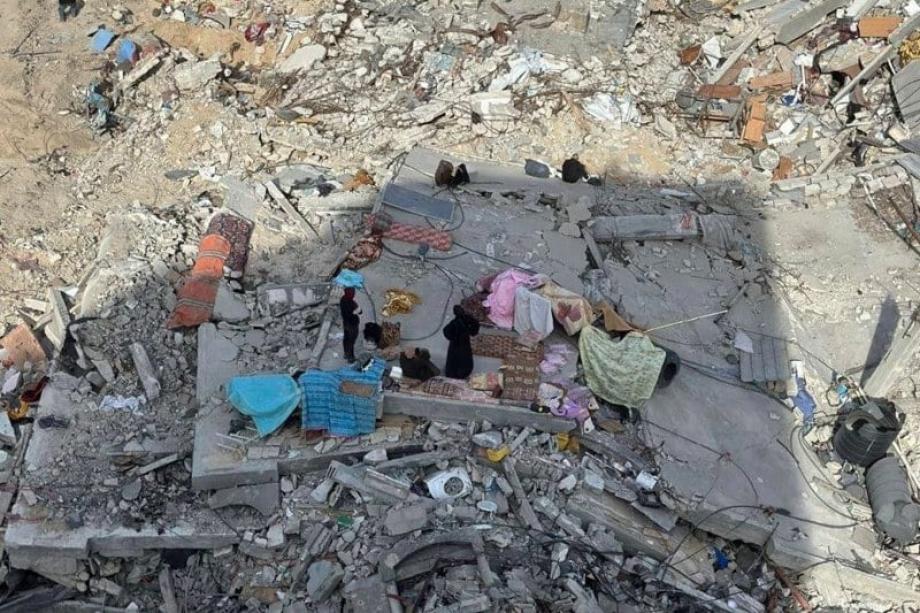 بين الركام والذكريات… "إياد" يحمل وجع فقد 8 من عائلته 