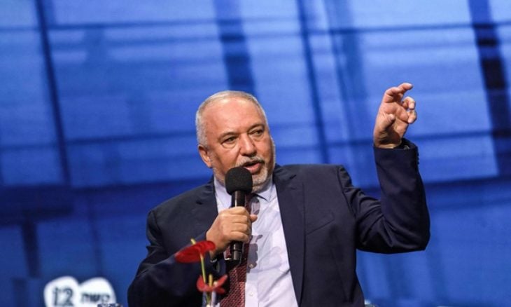 ليبرمان: "إسرائيل" تسلح ميليشيات إجرامية في غزة 