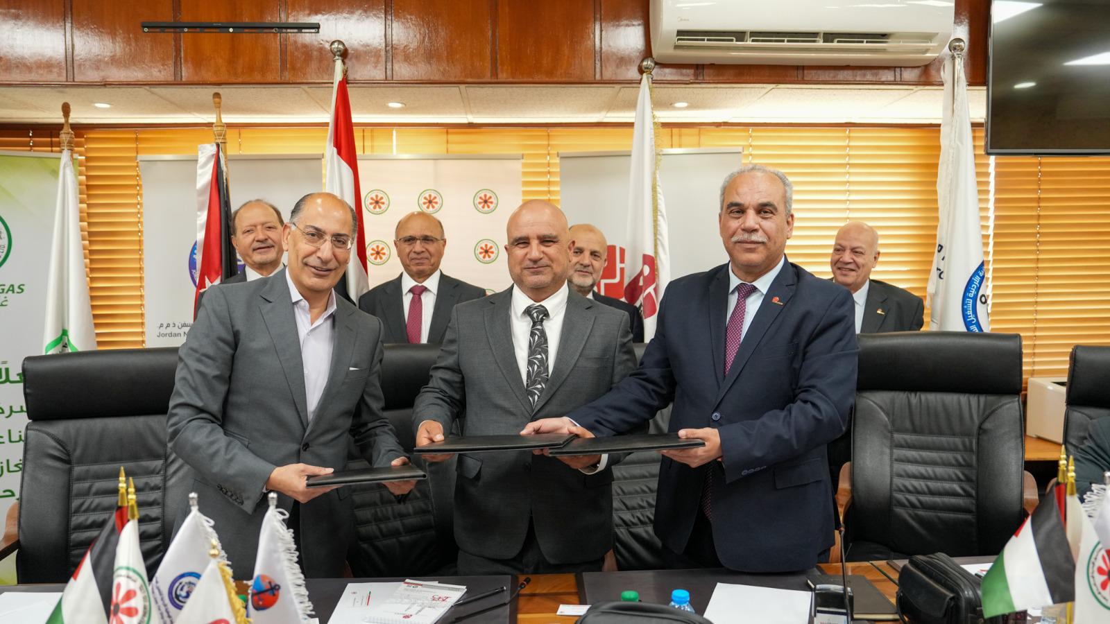 "البترول الأردنية" توقع اتفاقية مع ائتلاف أردني مصري لتنفيذ مشروع تخزين غاز مسال في العقبة
