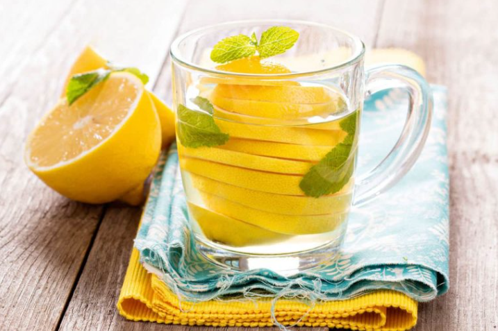 6 فوائد صحية لشرب الماء بالليمون في الصباح