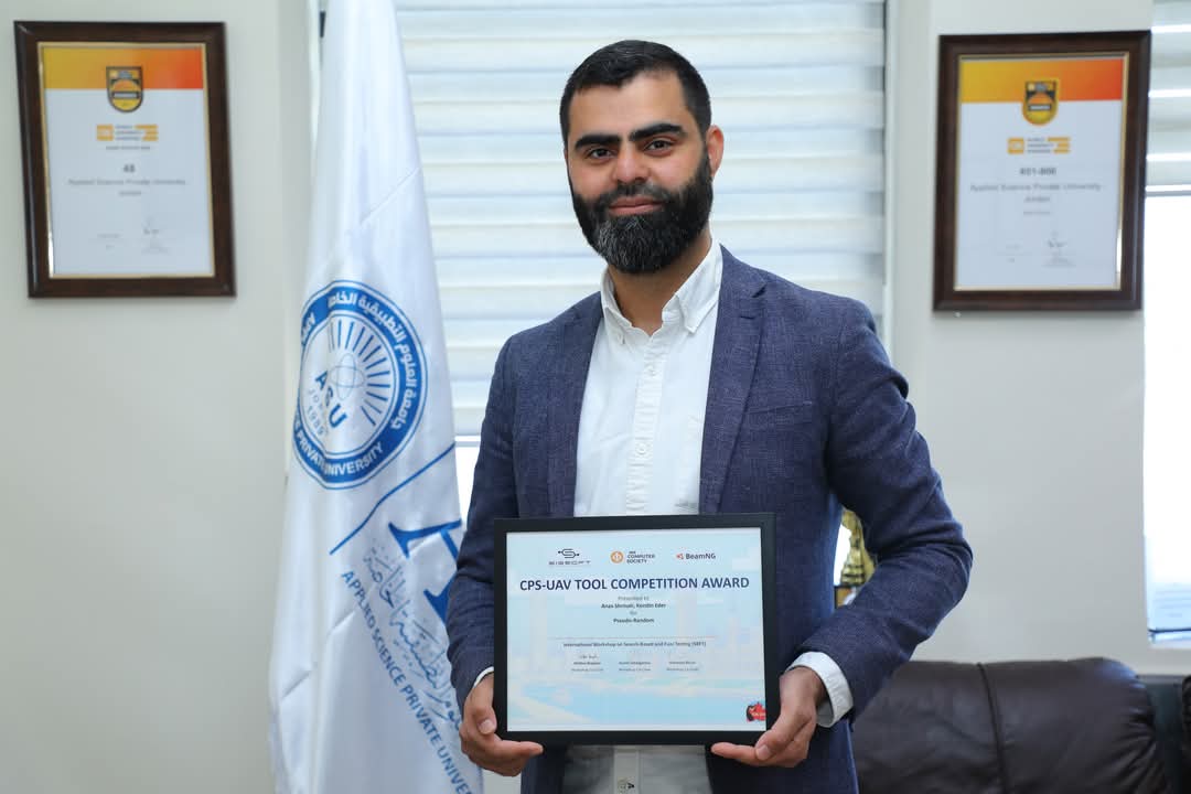 باحث من "العلوم التطبيقية" يفوز بالمركز الأول عالميًا في تطوير اختبارات الطائرات المسيّرة