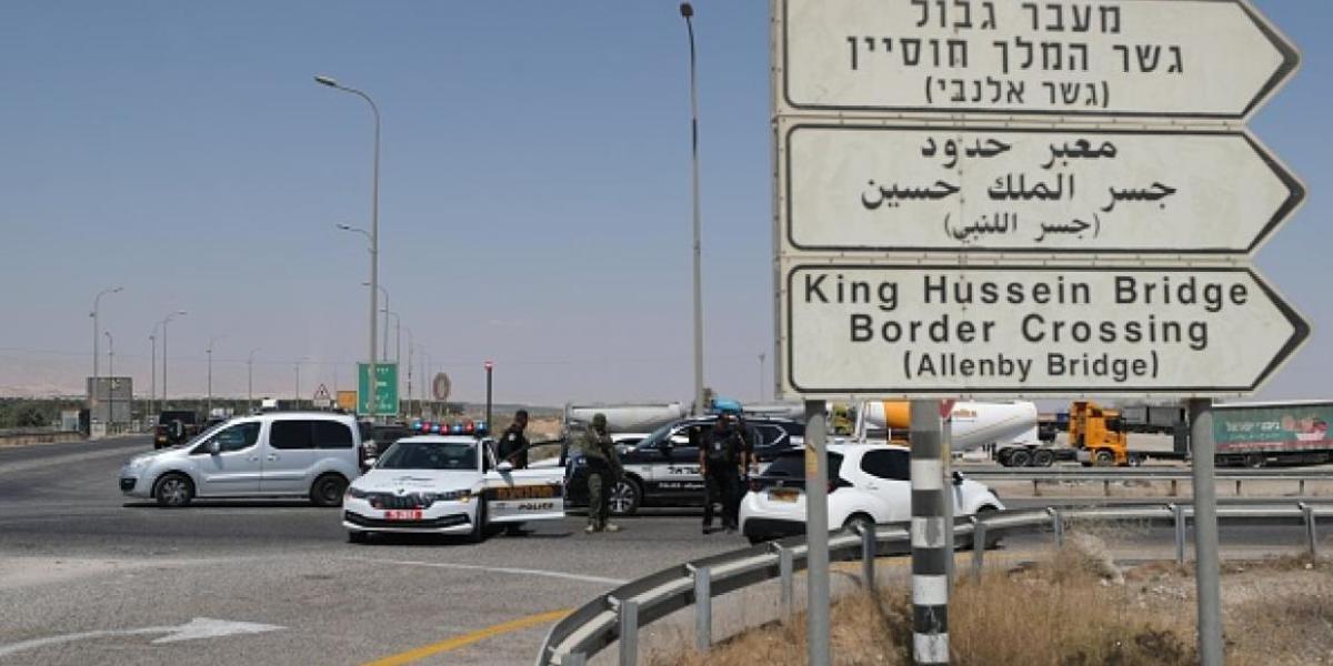 إغلاق المعبر يترك مئات العائلات الفلسطينية عالقة في الأردن وفلسطين