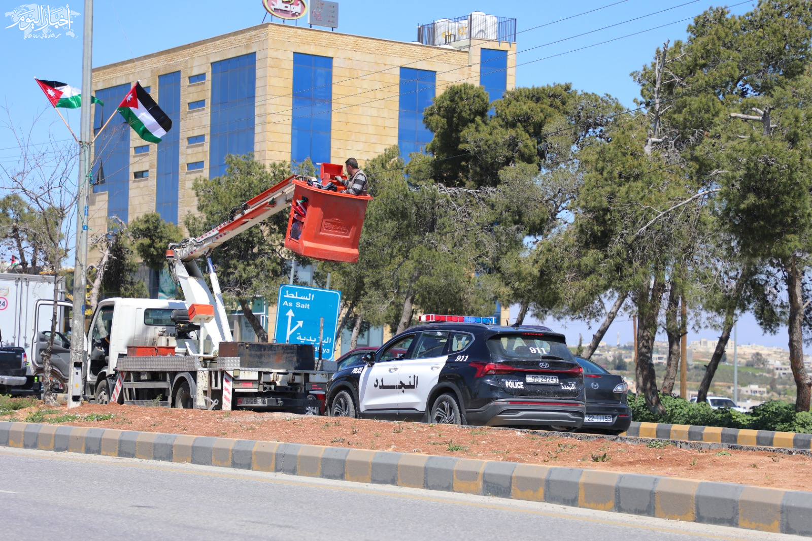 السلط تتزين بالأعلام استعدادًا لـ يوم العلم الأردني  