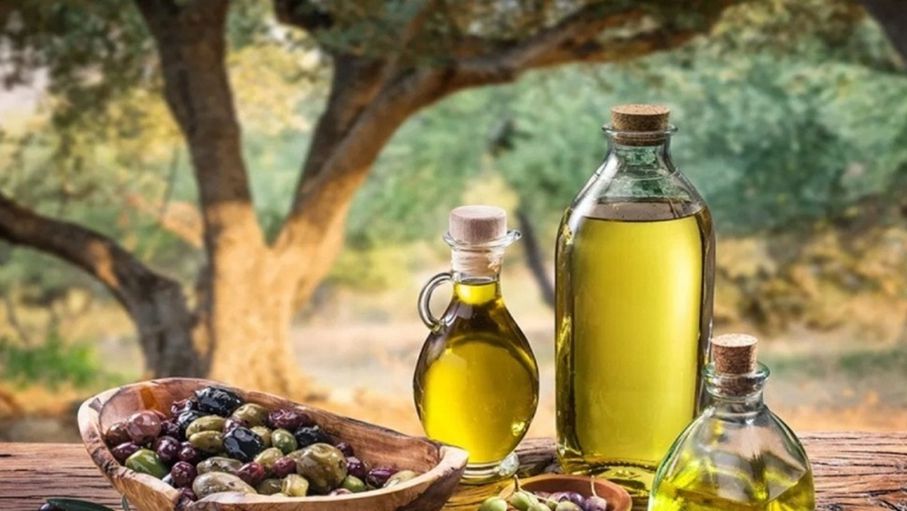 وصول الدفعة الأولى من زيت الزيتون التونسي بسعر 21 دينارًا للعبوة