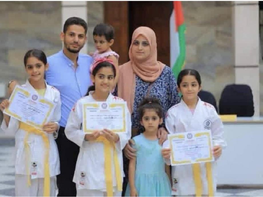 سبعُ أرواحٍ أطفأتها الغارة ..  منى وبناتها الخمس في سجلّ الغياب