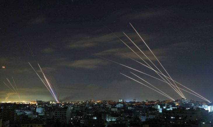 إصابة 7 فلسطينيين بشظايا صواريخ إيرانية بالضفة 