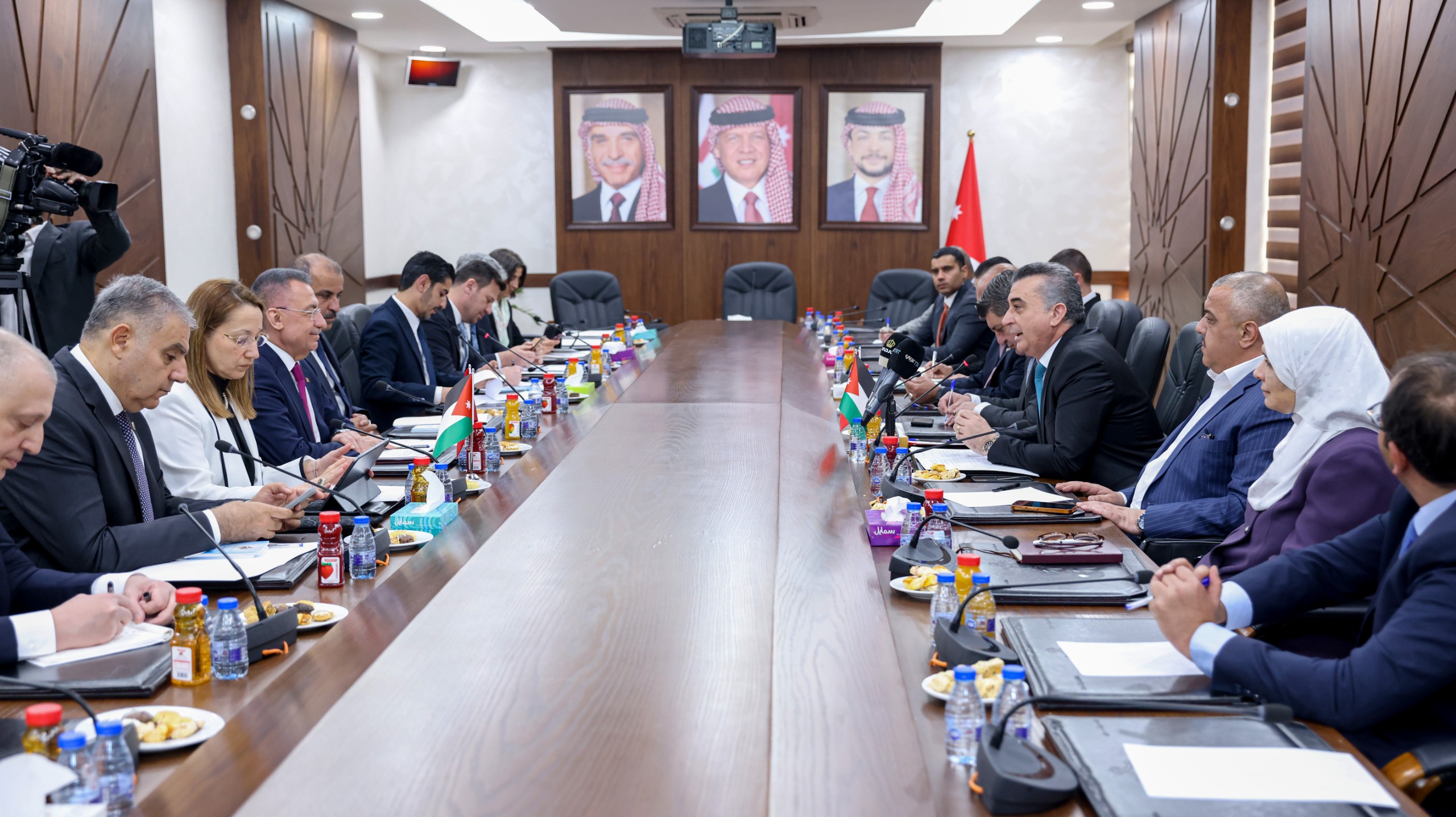 "الخارجية النيابية" تلتقي نظيرها التركي والسفير في عمّان 