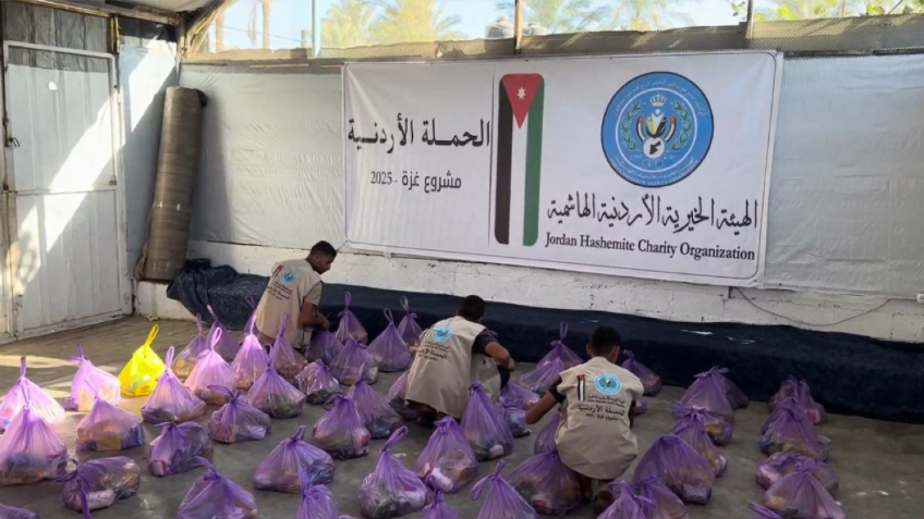 الخيرية الهاشمية توزع 100 طرد غذائي استجابة لمناشدة مخيم الهلال في رفح