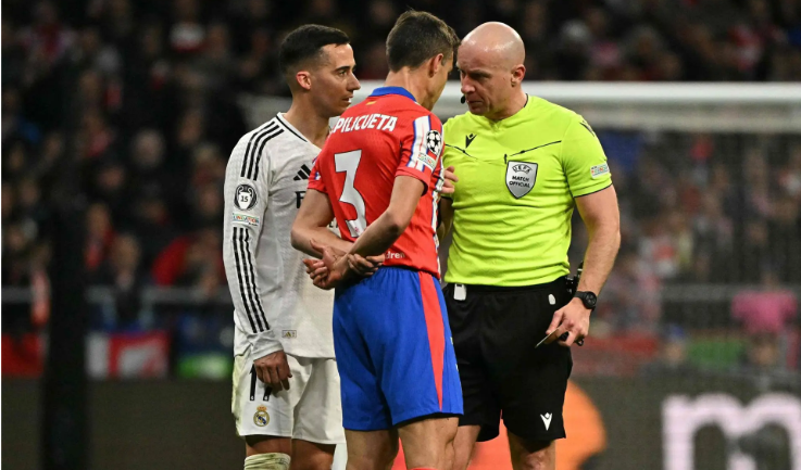 حكم ديربي مدريد يكسر صمته بشأن لقطة ألفاريز