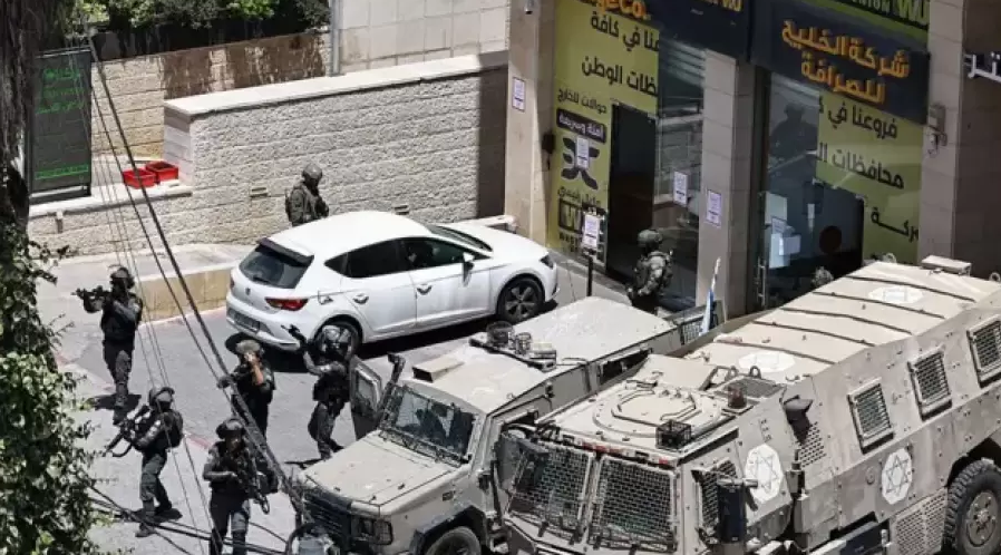الاحتلال يضرب النظام المالي الفلسطيني بمداهمات مراكز الصرافة في الضفة الغربية 