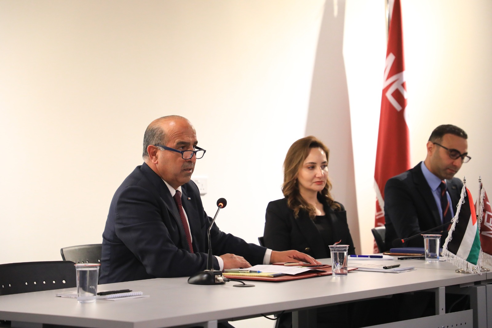 أمين عام وزارة الخارجية الفايز يحاور طلبة إعلام "الشرق الأوسط" حول الدبلوماسية الأردنية 