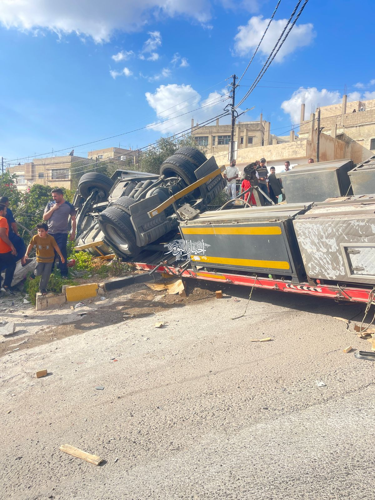 تدهور شاحنة محمّلة بالبضائع في جديتا يتسبب بانقطاع التيار الكهربائي دون وقوع إصابات
