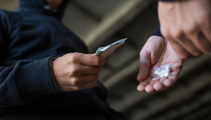 مراسلات توقع شاب بتهمة ترويج المواد المخدرة
