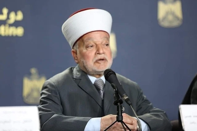 إبعاد مفتي فلسطين والديار المقدسة الشيخ محمد حسين عن المسجد الأقصى لمدة ٦ شهور