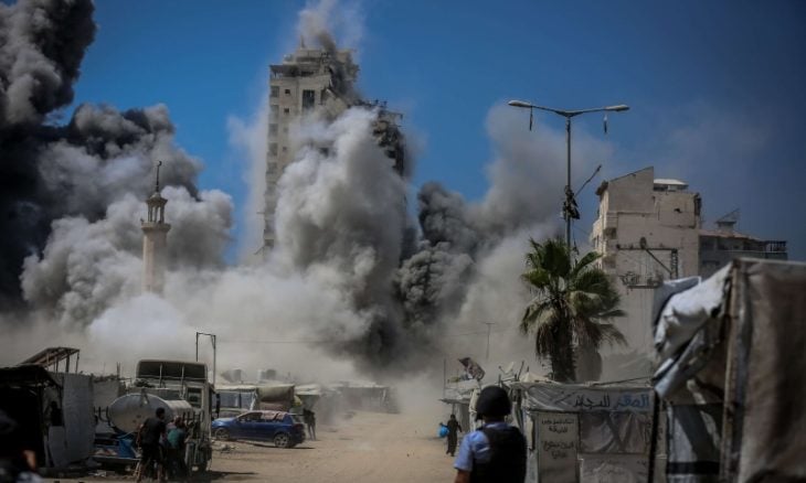 يضم 60 شقة ويقطنه مئات النازحين ..  الطائرات الإسرائيلية تدمر برج “السوسي” في غزة 