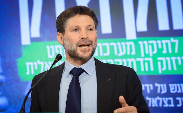 سموتريتش يوافق على خطة لمستوطنة تفصل القدس الشرقية عن الضفة الغربية