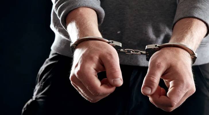 القبض على مطلوب بحقه 42 قيداً و7 طلبات بعد تهديده أصحاب محال في عمّان