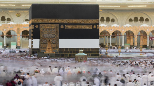حجاج بيت الله الحرام يؤدون طواف الإفاضة