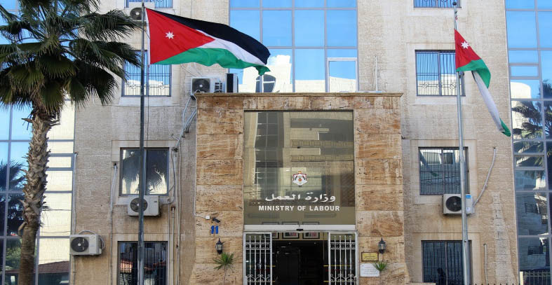 العمل تحرر 3413 مخالفة وتنذر 3181 منشأة خلال 5 أشهر