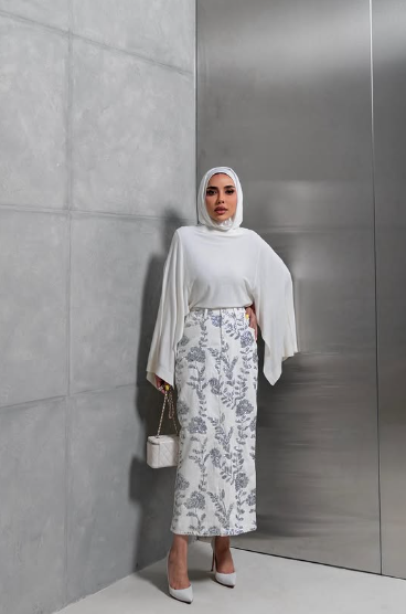 كيفية ارتداء التنانير الطويلة للمحجبات دون أن تبدو مملة؟