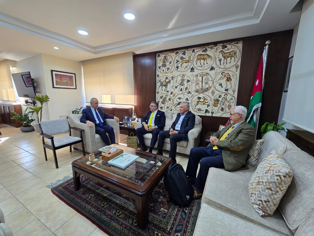 وزير السياحة يبحث مع وفد لبناني ألية تعزيز السياجة البيئية
