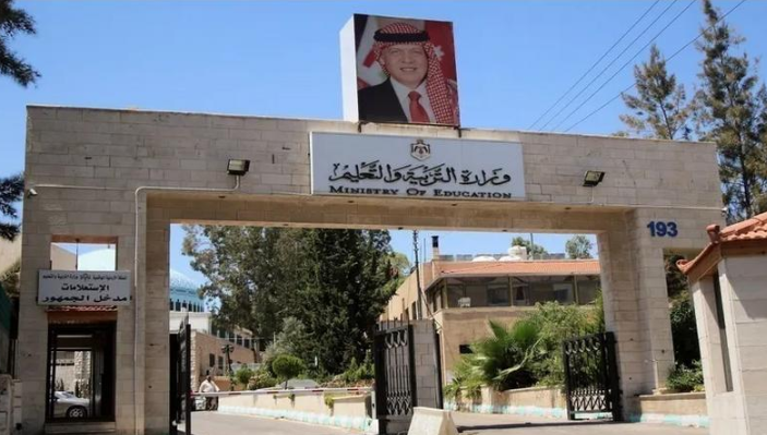ترقية 2070 معلماً وإدارياً في "التربية"