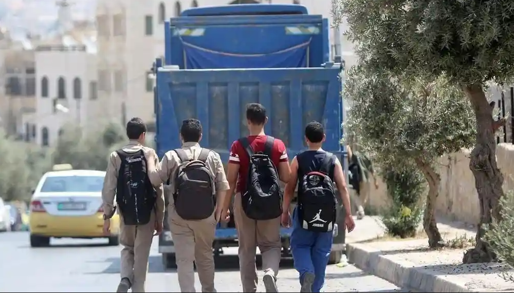 قرار تفعيل أسس الغياب والرسوب يشعل الجدل ..  مواطنون بين مؤيدين للتشديد ومعارضين ينتقدون المناهج وبيئة التعليم