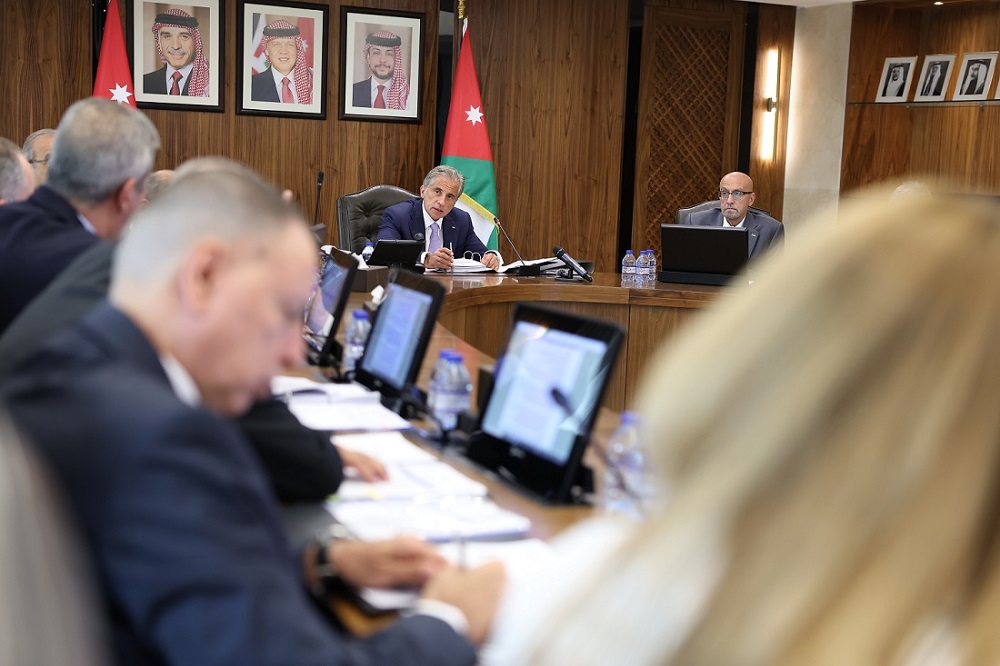 قرارات حكومية جديدة لتطوير البنية الإدارية وتنفيذ مشاريع صحية وتعليمية في الكرك ومأدبا