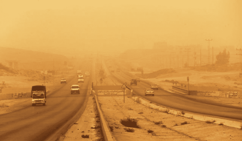 موجات غبارية تشمل بعض الطرقات الصحراوية وتحذير للسائقين