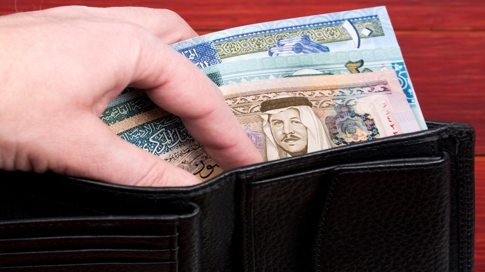الأردنيون مرهونون للقروض: مديونية الأفراد تلامس 20 مليار دولار والدخل يتآكل قبل منتصف الشهر
