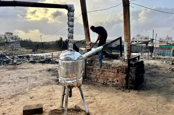 في غزة ..  يشعلون البلاستيك والذكريات لمواجهة المجاعة