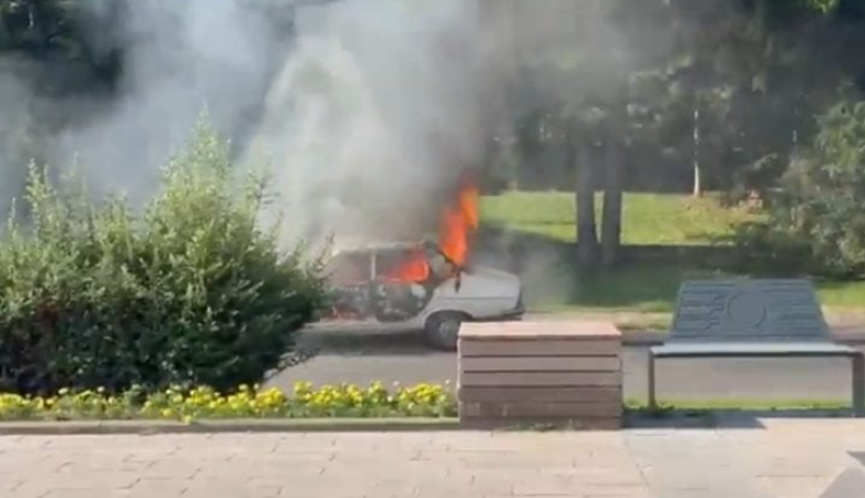 إحراق سيارة أمام برلمان تركيا قبل اجتماع بشأن حل “حزب العمال الكردستاني”