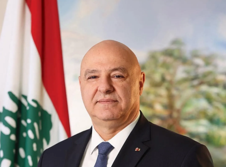 الرئيس اللبناني قبيل وصوله إلى الكويت: لا تراجع عن قرار حصر السلاح بيد الدولة