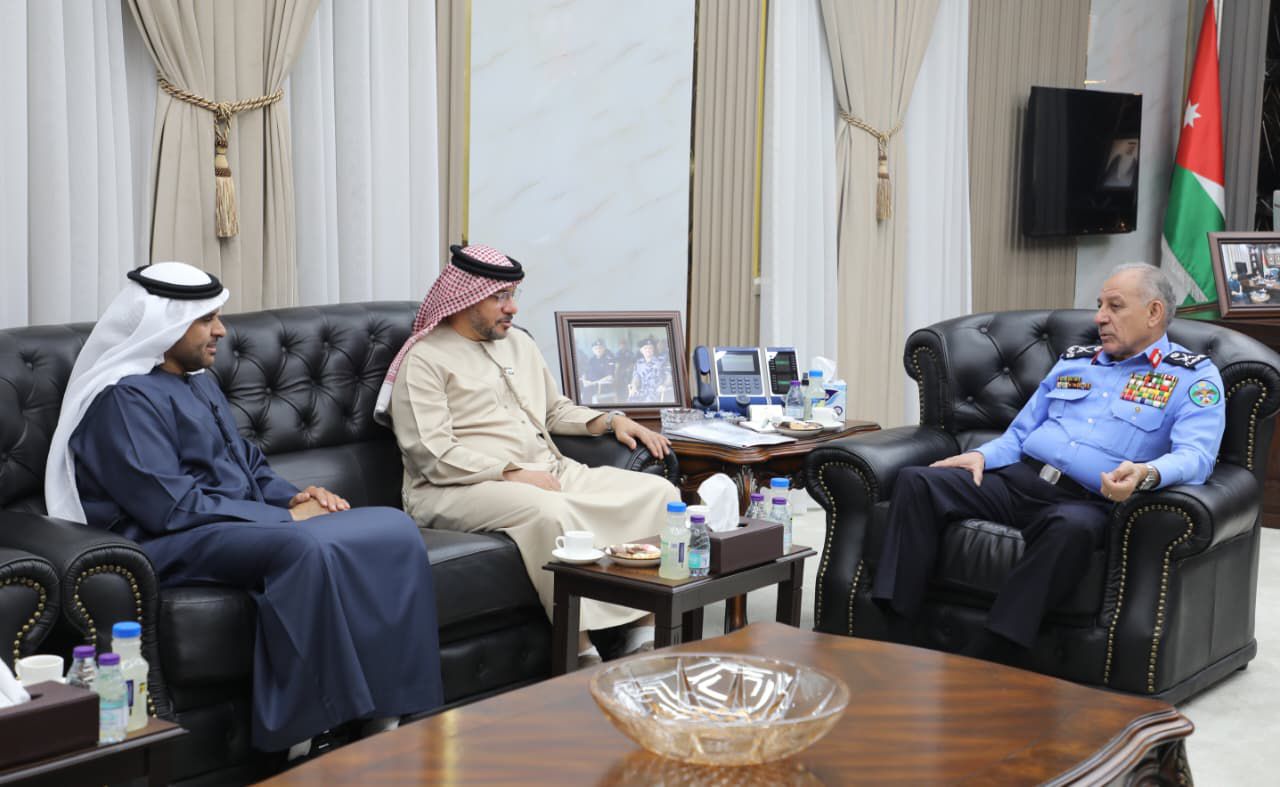 وفداً من القيادة العامة لشرطة أبو ظبي يزور مديرية الأمن العام