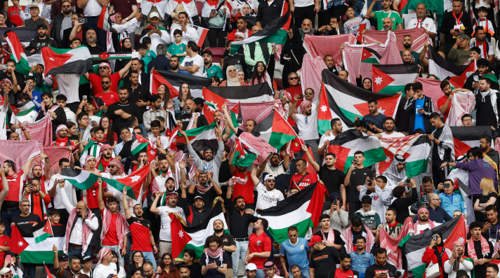 استغلال تجاري وفوضى تنظيمية واستهانة بالجمهور الأردني في مباراة النشامى والعراق