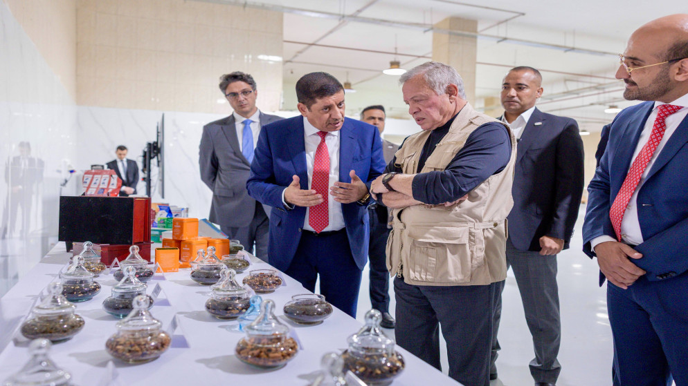 الملك يزور مصانع مجموعة الكبوس للتجارة والصناعة والاستثمار بمدينة الموقر الصناعية