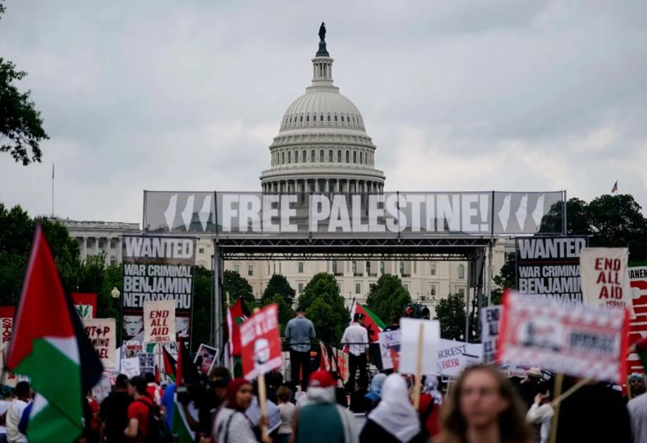 احتجاجات مؤيدة لفلسطين تحاصر مقر إقامة نتنياهو في واشنطن وتطالب باعتقاله 