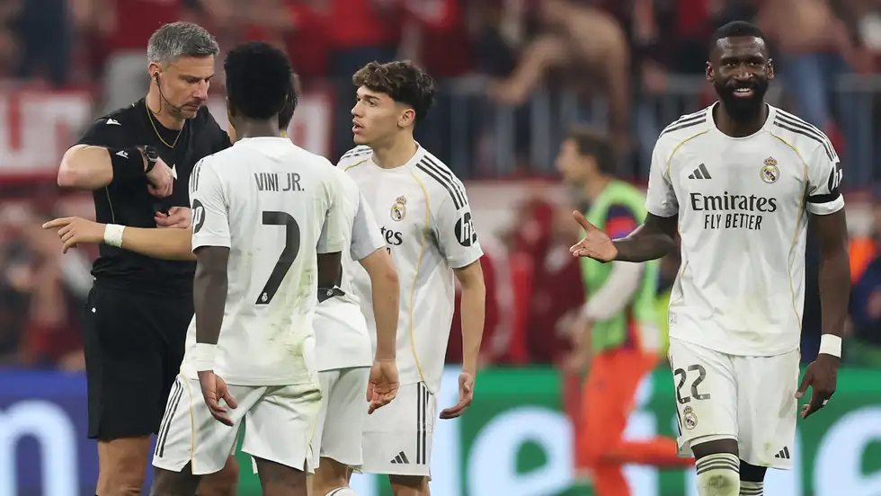 عكس برشلونة ..  لماذا رفض ريال مدريد تقديم احتجاج على طرد كامافينجا؟ 