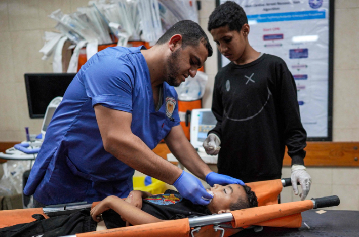 الصِّحَّة: الاحتلال يتعمّد خنق المنظومة الصحية من خلال عمليات الإخلاء  