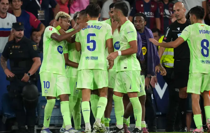 برشلونة يستهدف ضم مدافع جديد في الشتاء