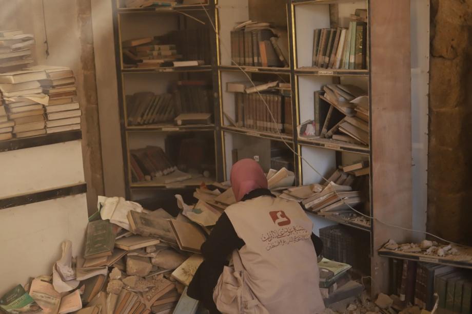 حرب الإبادة تطال ذاكرة غزة ..  دمار واسع يهدد أندر مخطوطات فلسطين